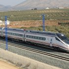 Tren de alta velocidad  circulando por el corredor Valladolid-Segovia-Madrid