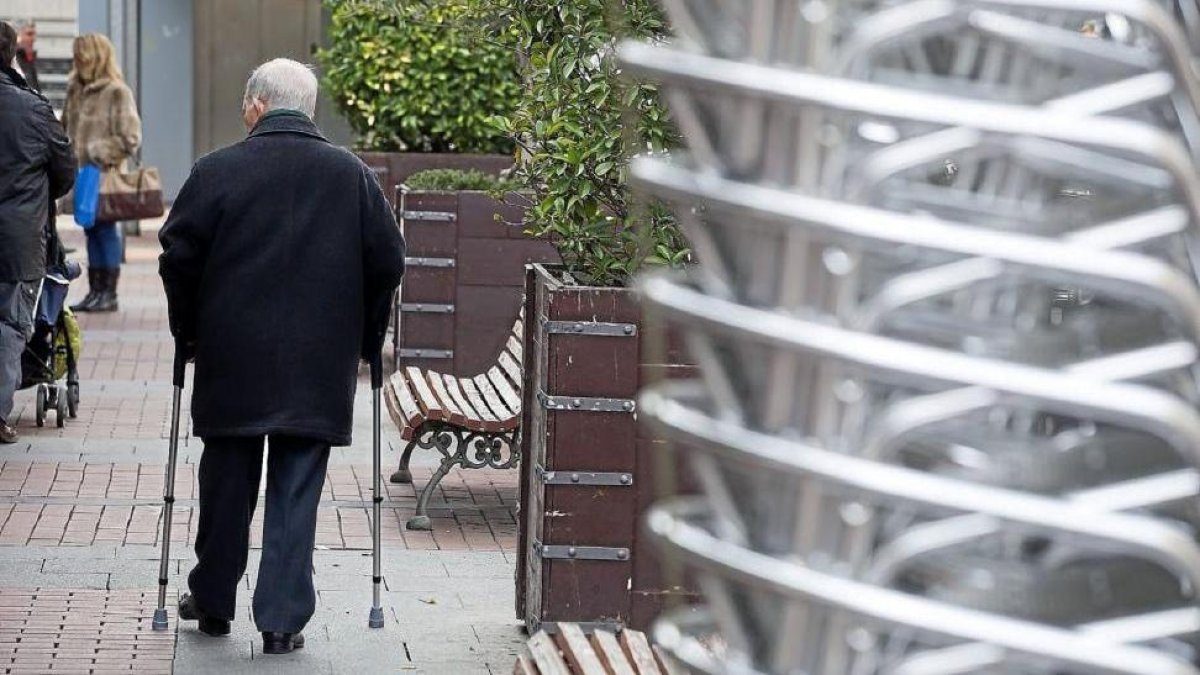 Un anciano pasea por la calle.-PABLO REQUEJO (PHOTOGENIC)