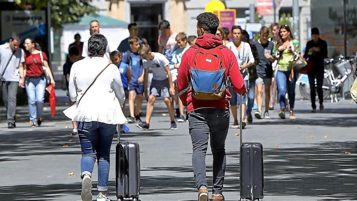 Turistas en Valladolid, en una imagen de archivo.-J. M. LOSTAU