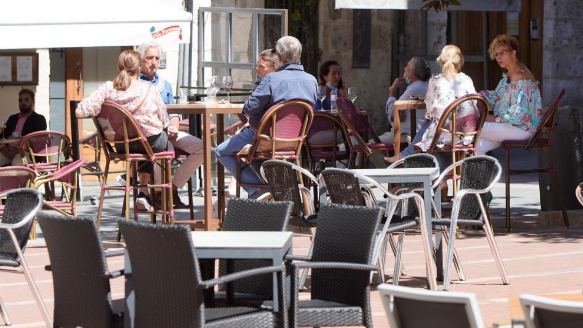 Mesas en una terraza de un bar en Valladolid. - JUAN MIGUEL LOSTAU