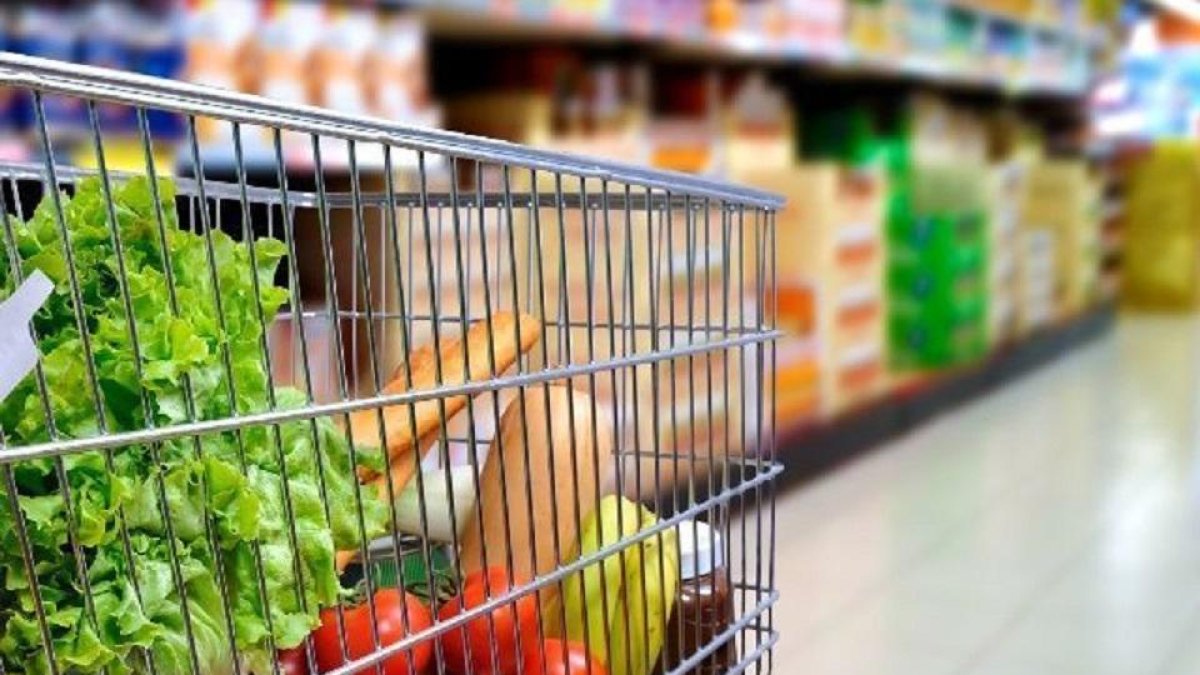 Carro de la compra con alimentos básicos.
