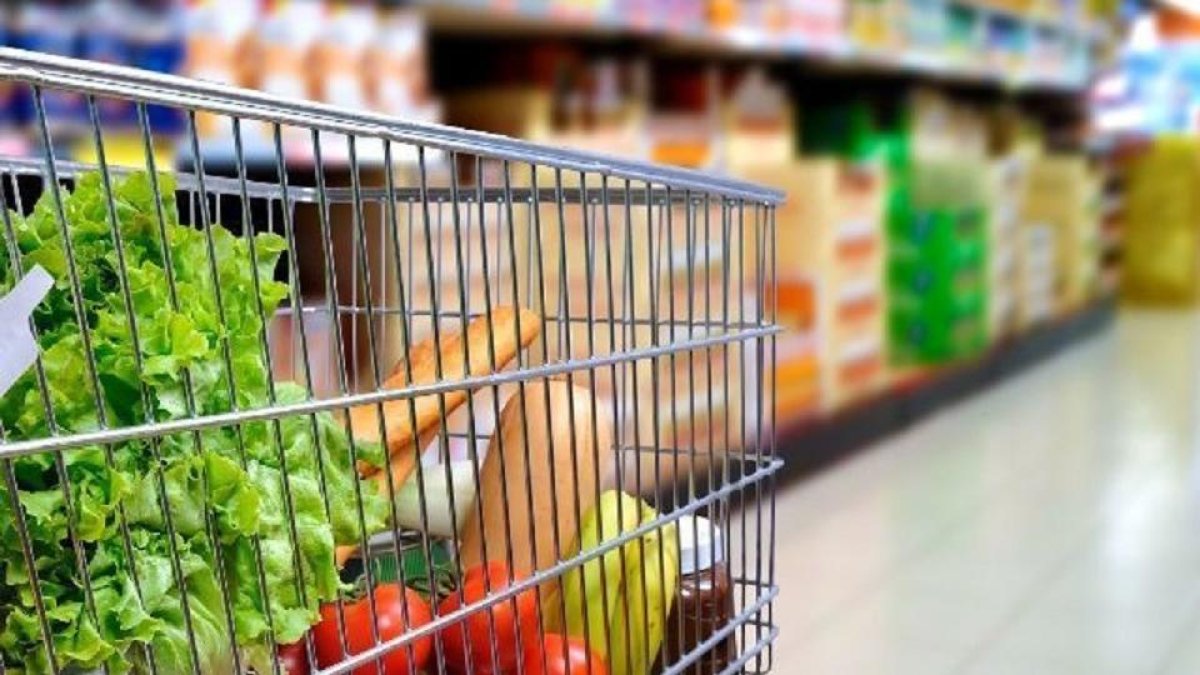 Imagen de archivo de un carro de la compra con alimentos básicos.