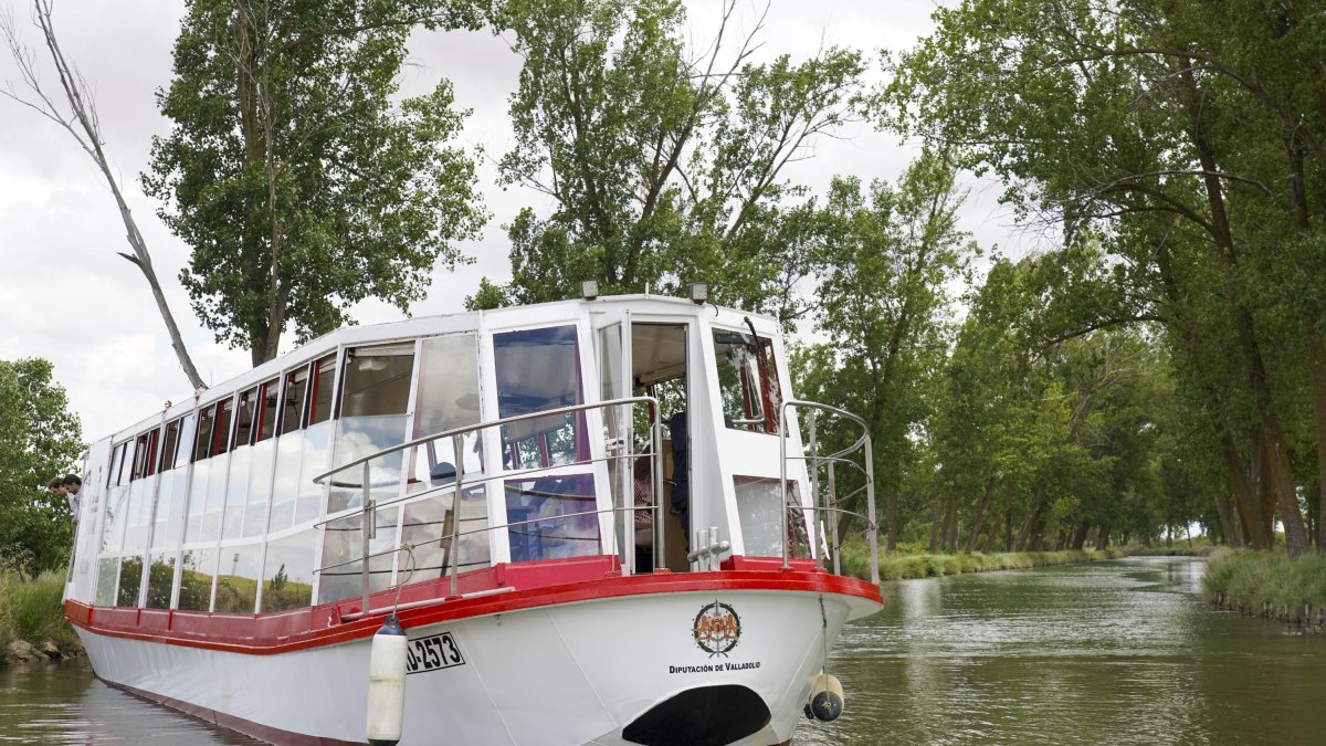 Barco 'Antonio de Ulloa' en el Canal de Castilla, en Medina de Rioseco.