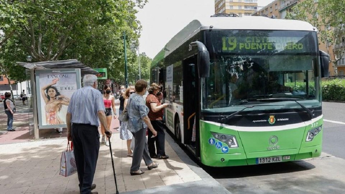 Viajeros se sube a un autobús de Auvasa en una imagen de archivo -J. M. LOSTAU