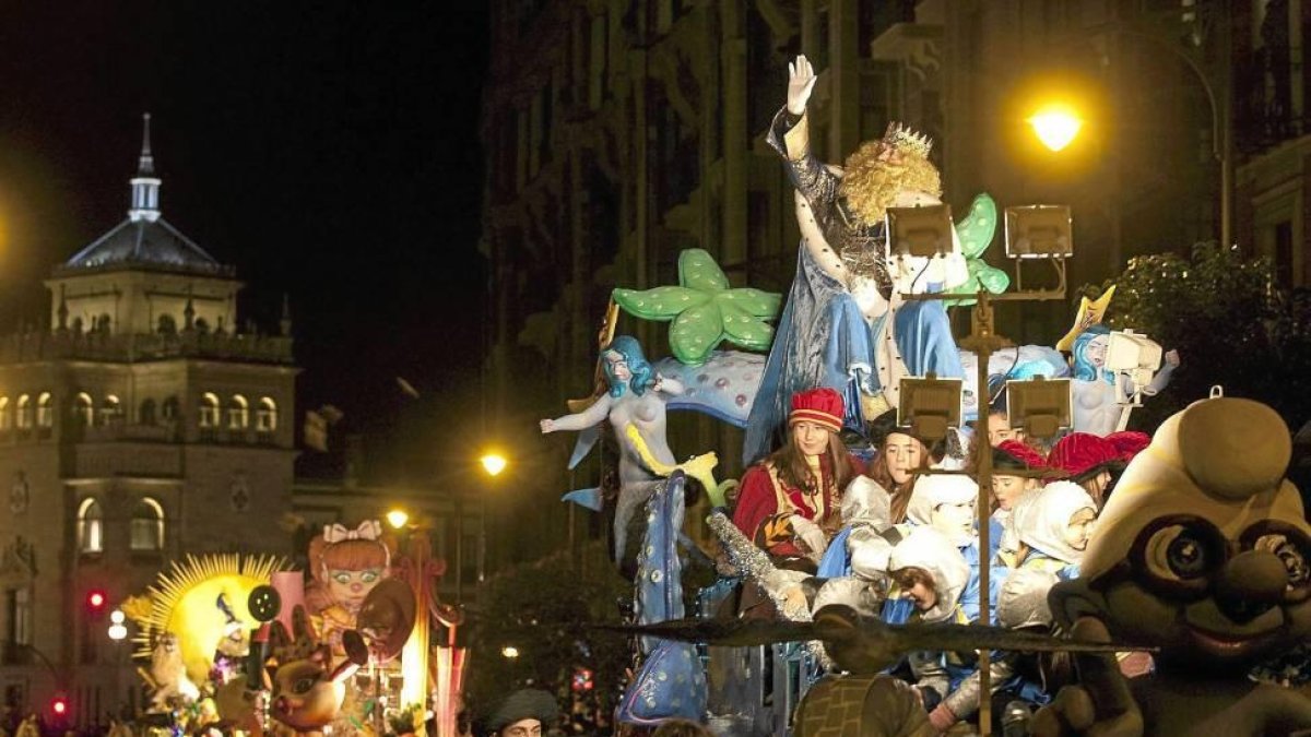 Carroza de Gaspar en la cabalgata de Reyes a su paso por la plaza de Zorrilla, en una imagen de archivo