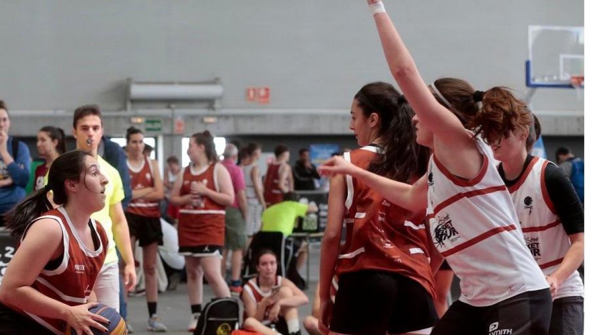 Imagen de uno de los 400 partidos disputados en la feria de Valladolid con motivo del Basket Tour 3x3. / PHOTOGENIC