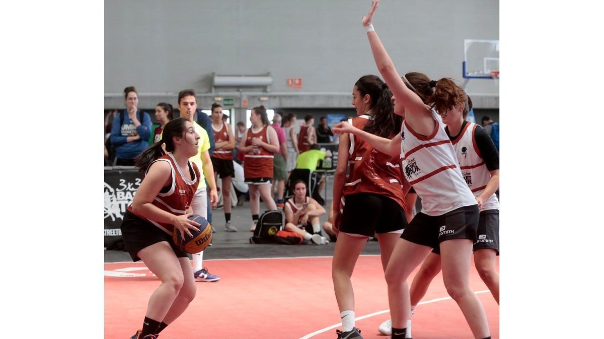 Imagen de uno de los 400 partidos disputados en la feria de Valladolid con motivo del Basket Tour 3x3. / PHOTOGENIC