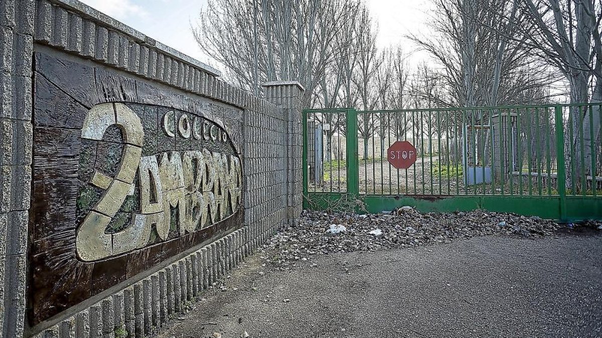 Imagen de la puerta de entrada a las instalaciones del centro de menores Zambrana.