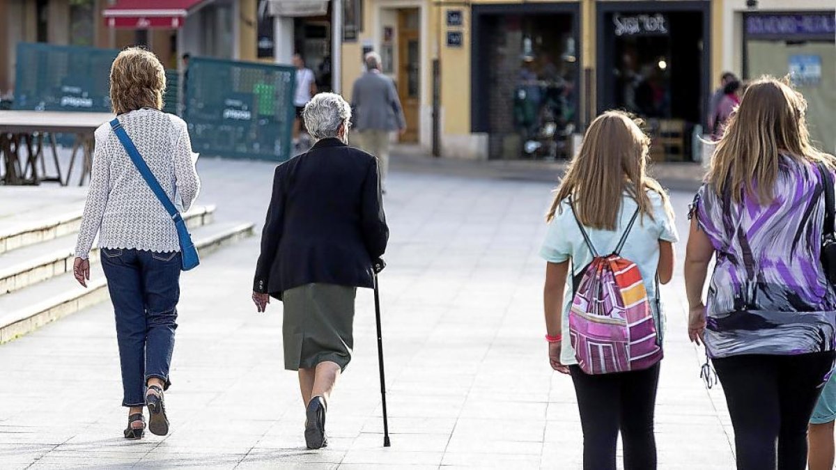 Personas de distintas edades caminando la semana pasada por las calles del centro de la ciudad vallisoletana.-MIGUEL ÁNGEL SANTOS