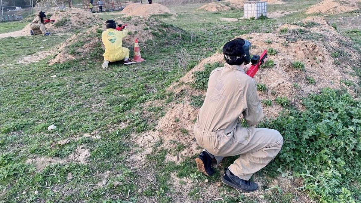 Un grupo de jóvenes participan en la batalla de ‘paintball’ que programó ayer Vallatarde. / E.M.