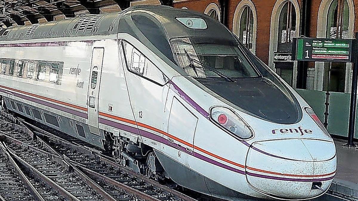 El Avant con destino Madrid durante una parada en la estación de Valladolid.