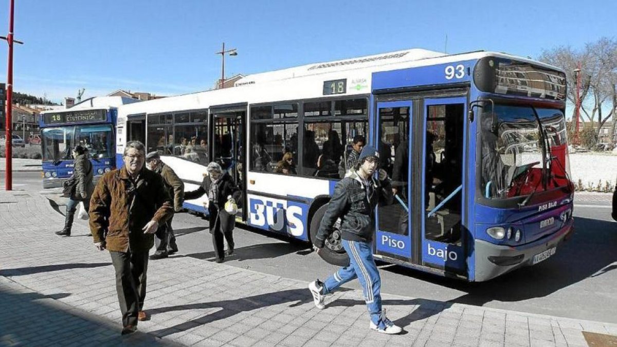 Autobus urbano de Auvasa en una parada con pasajeros bajandose del vehículo.-EL MUNDO