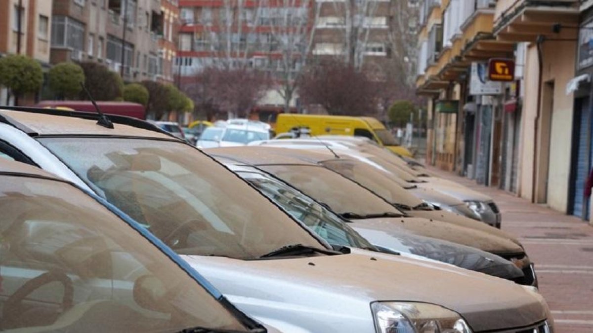 El polvo africano cubre de barro los coches en Valladolid en una imagen de archivo. ICAL