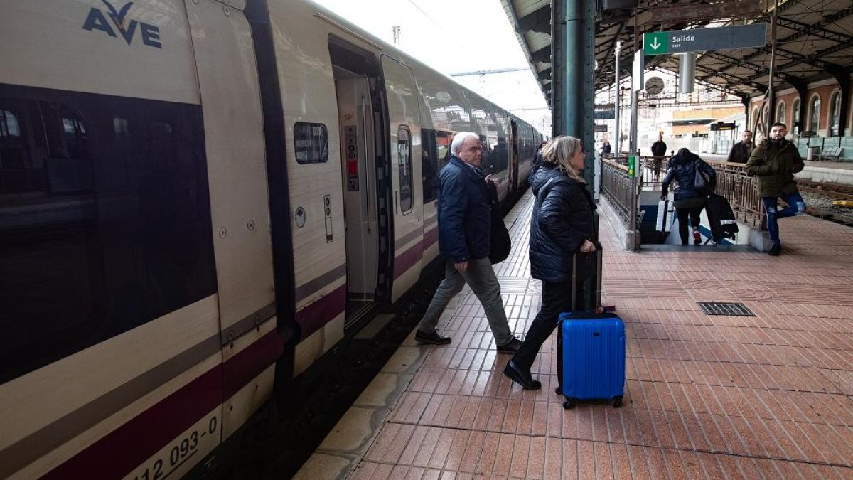 Usuarios se apean de un AVE en la estación de Valladolid, en una imagen de archivo.
