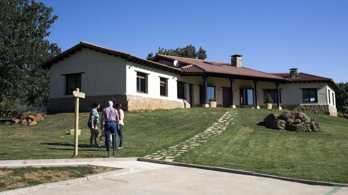 Imagen de archivo de turistas en una casa rural. -ICAL.