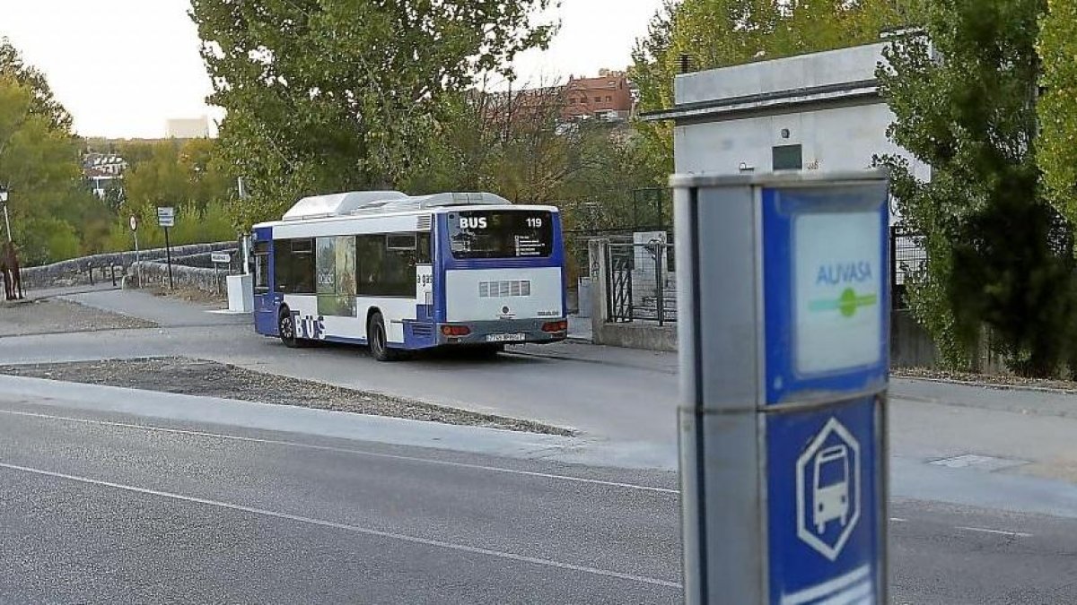 Parada de autobús de Auvasa junto al puente de piedra de Simancas.- J.M. LOSTAU