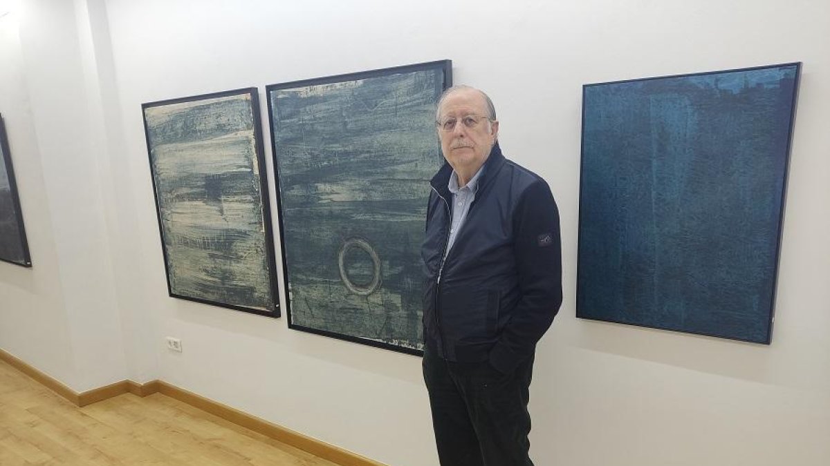 Armando Arenillas junto a varias de sus obras en papel en una imagen de archivo