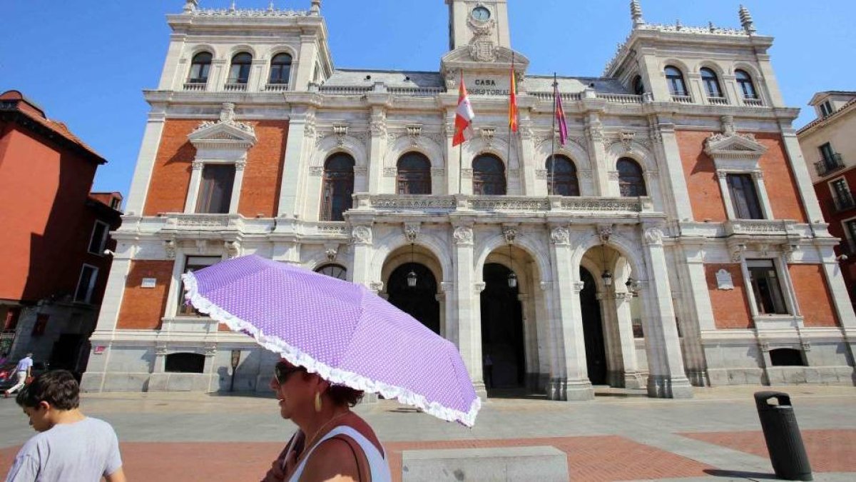 Una señora se protege del sol con un paraguas en la Plaza Mayor de Valladolid.-ICAL