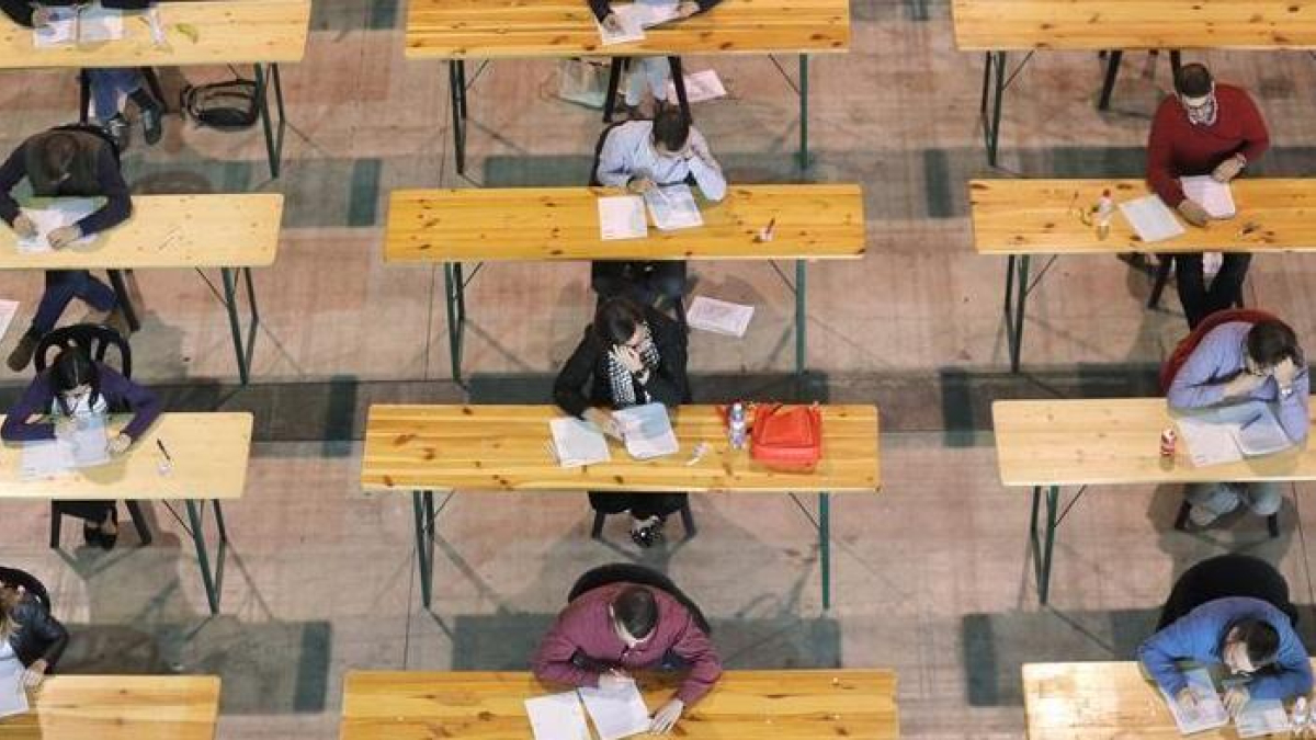 Opositores durante examen de oferta pública de empleo, imagen de archivo.- E.M