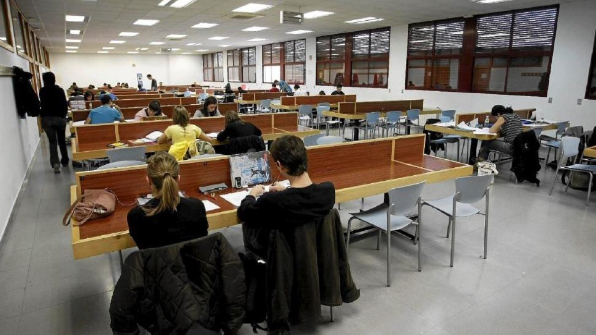 Imagen de archivo de universitarios estudiando en el Aulario vallisoletano-PABLO REQUEJO