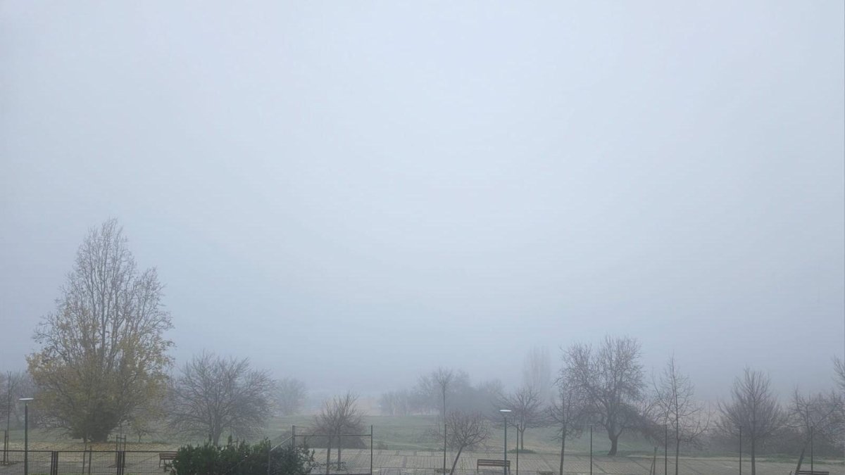 Bancos de niebla durante la jornada del domingo en Valladolid - E.M.