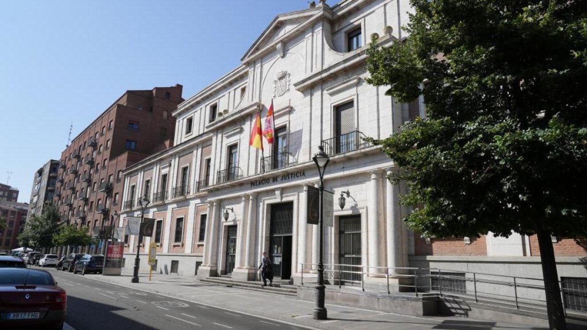 Imagen de archivo de la Audiencia Provincial en la calle Angustias del barrio de San Pablo.