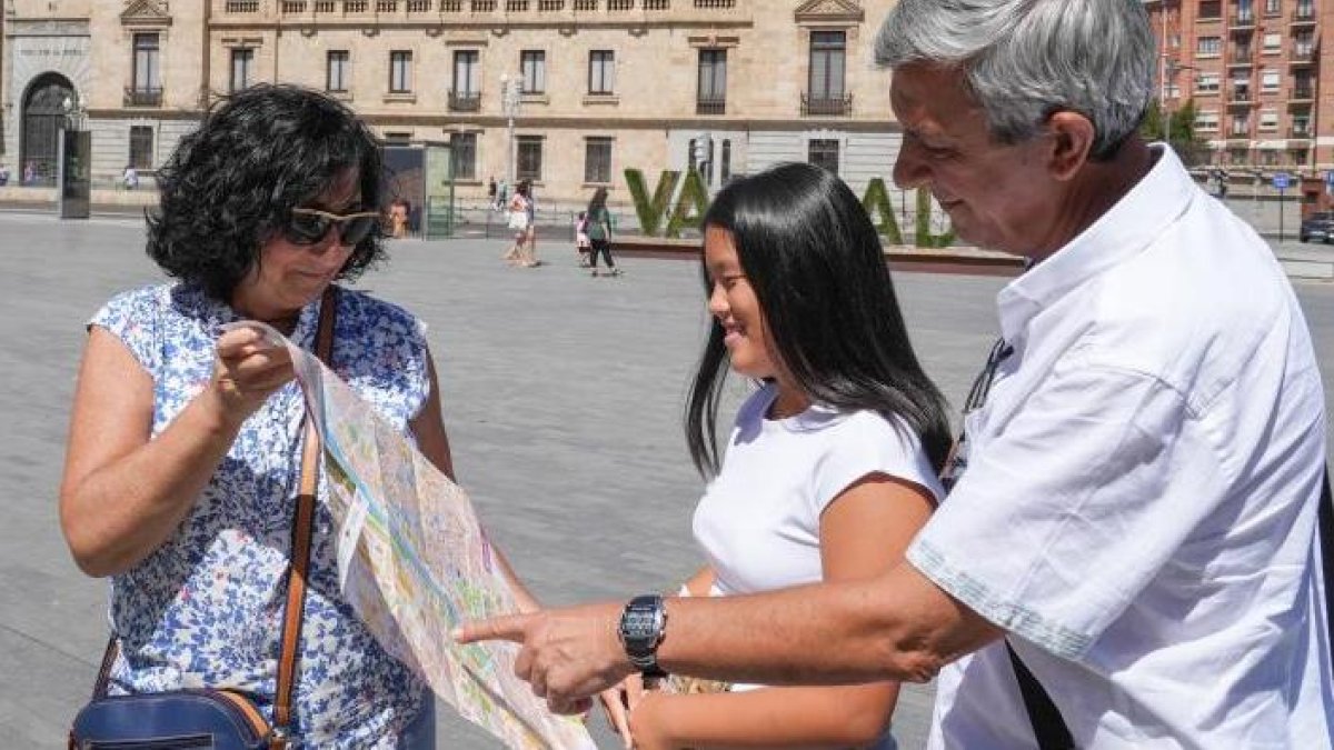 Familia de turistas en la plaza Zorrilla de Valladolid.