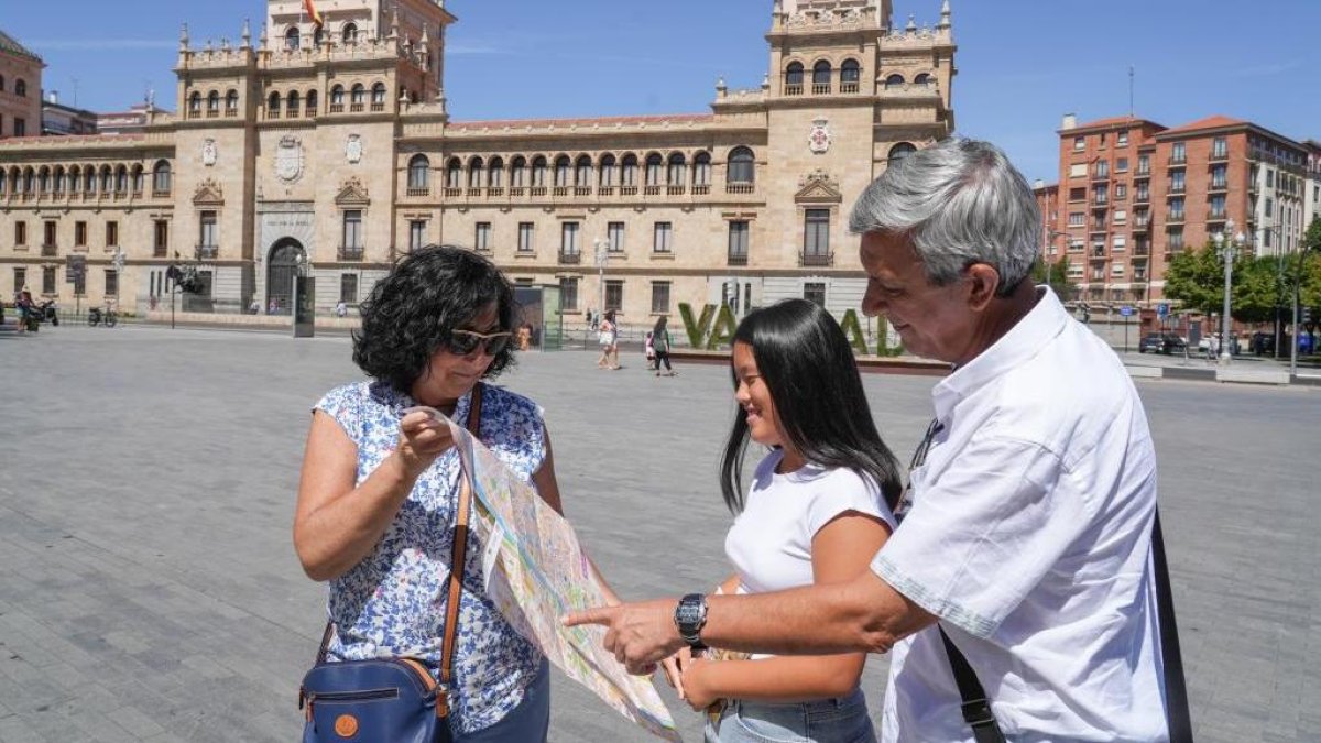 Familia de turistas en la plaza Zorrilla de Valladolid en una imagen de archivo.  J.M.LOSTAU