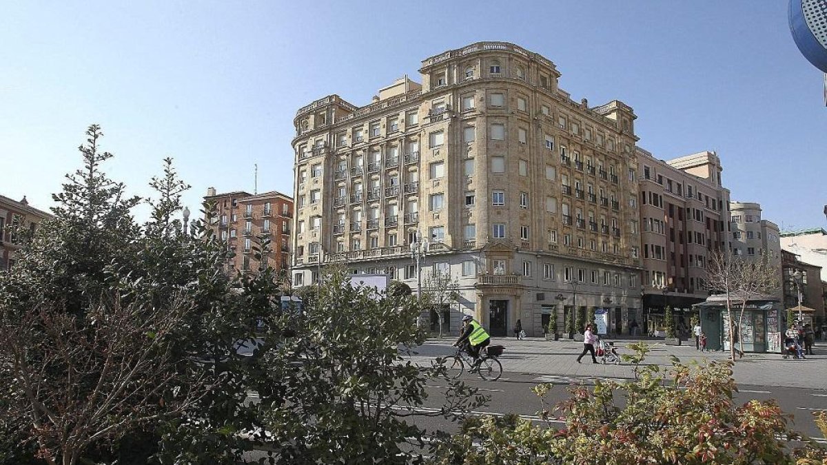 Antiguo edificio de Caja Duero, en la plaza de Zorrilla, y el ático en el que se derribaron los trasteros para hacer apartamentos.-E.M.