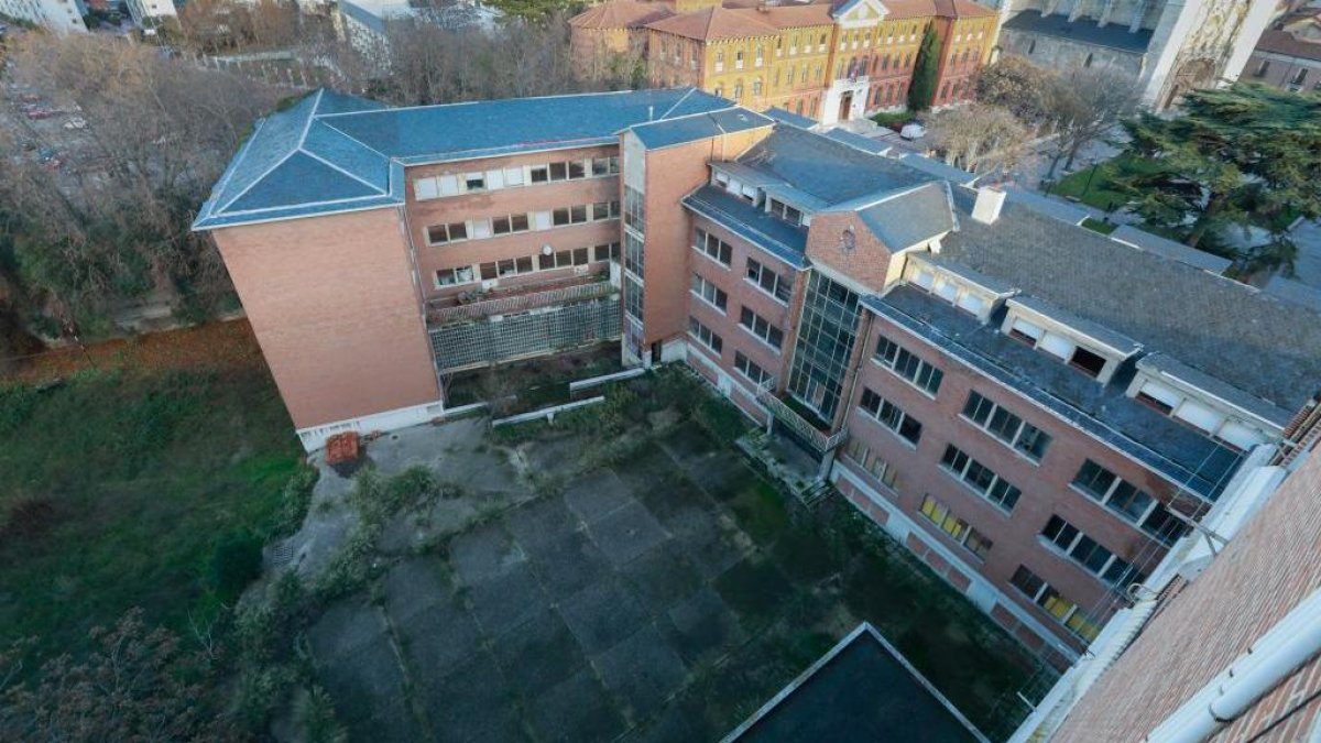 Edificio del antiguo colegio El Salvador. Imagen de archivo.