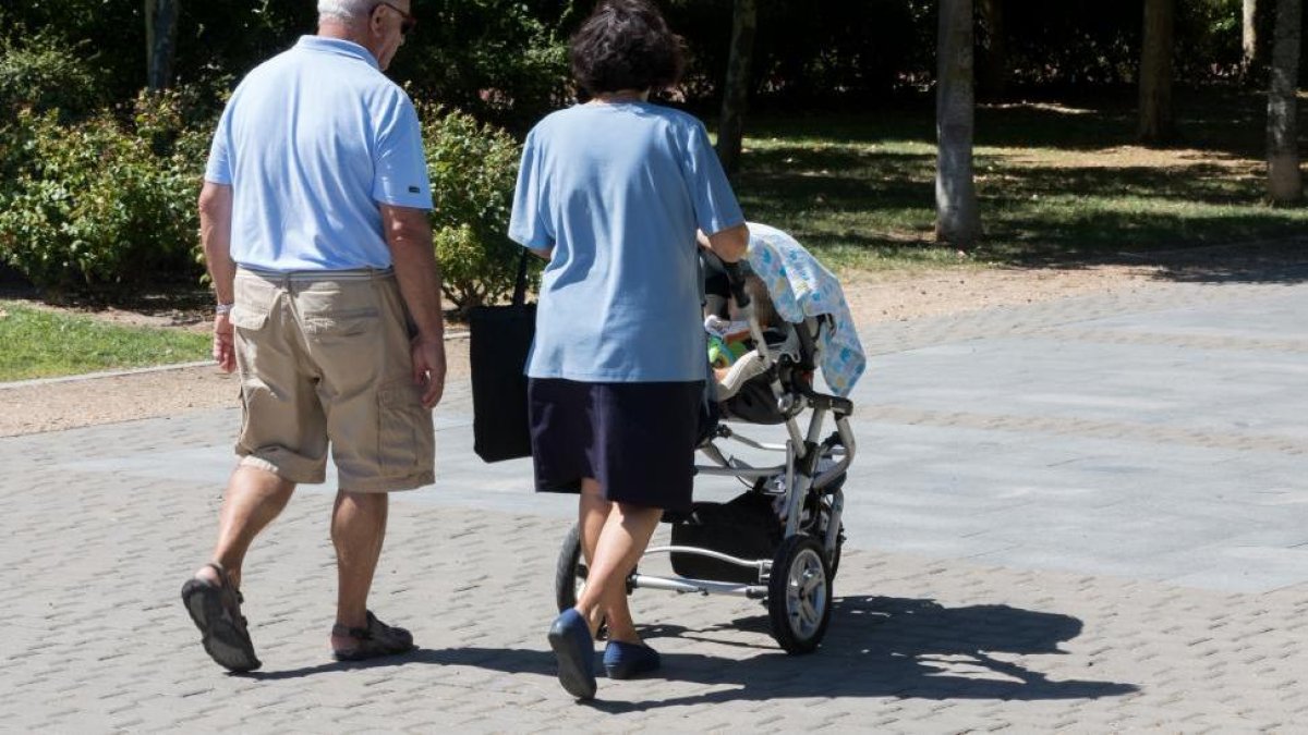 Imagen de unos abuelos paseando con su nieto por las calles de Valladolid.-PABLO REQUEJO (PHOTOGENIC)
