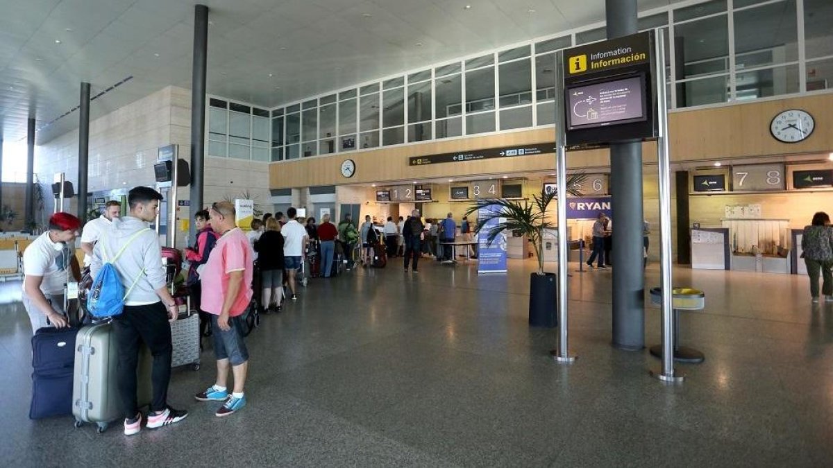 Pasajeros esperando para facturar en el aeropuerto de Villanubla.-ICAL