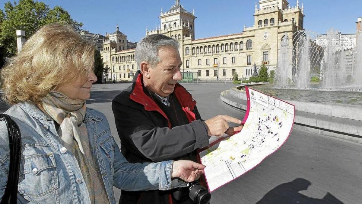 Dos turistas consultan un plano en la plaza de Zorrilla de Valladolid-J.M.Lostau