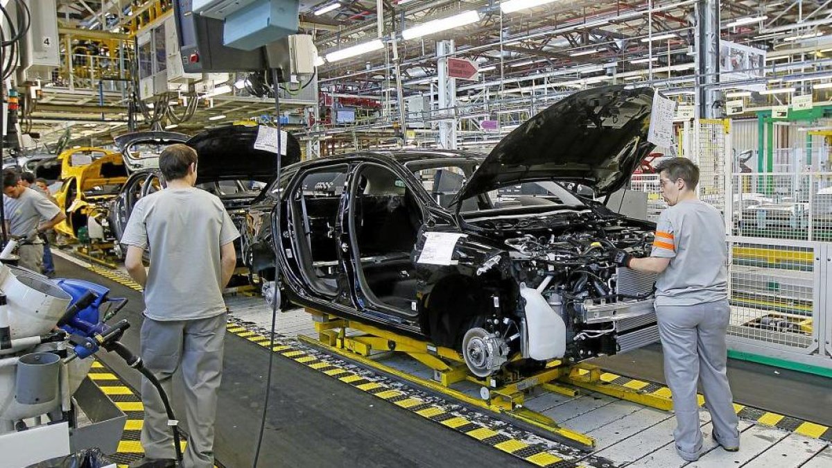 Operarios en la cadena de montaje en la fábrica de Renault de Valladolid.-J.M.LOSTAU