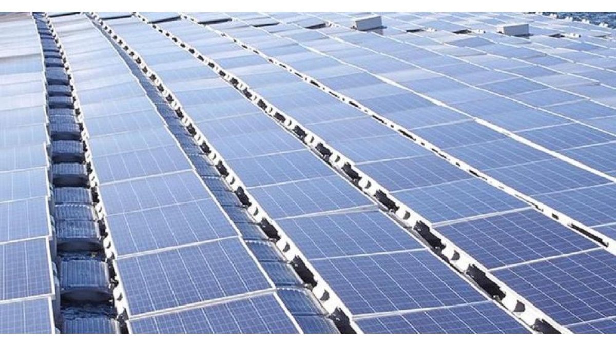Foto de archivo de una planta solar.-EL MUNDO
