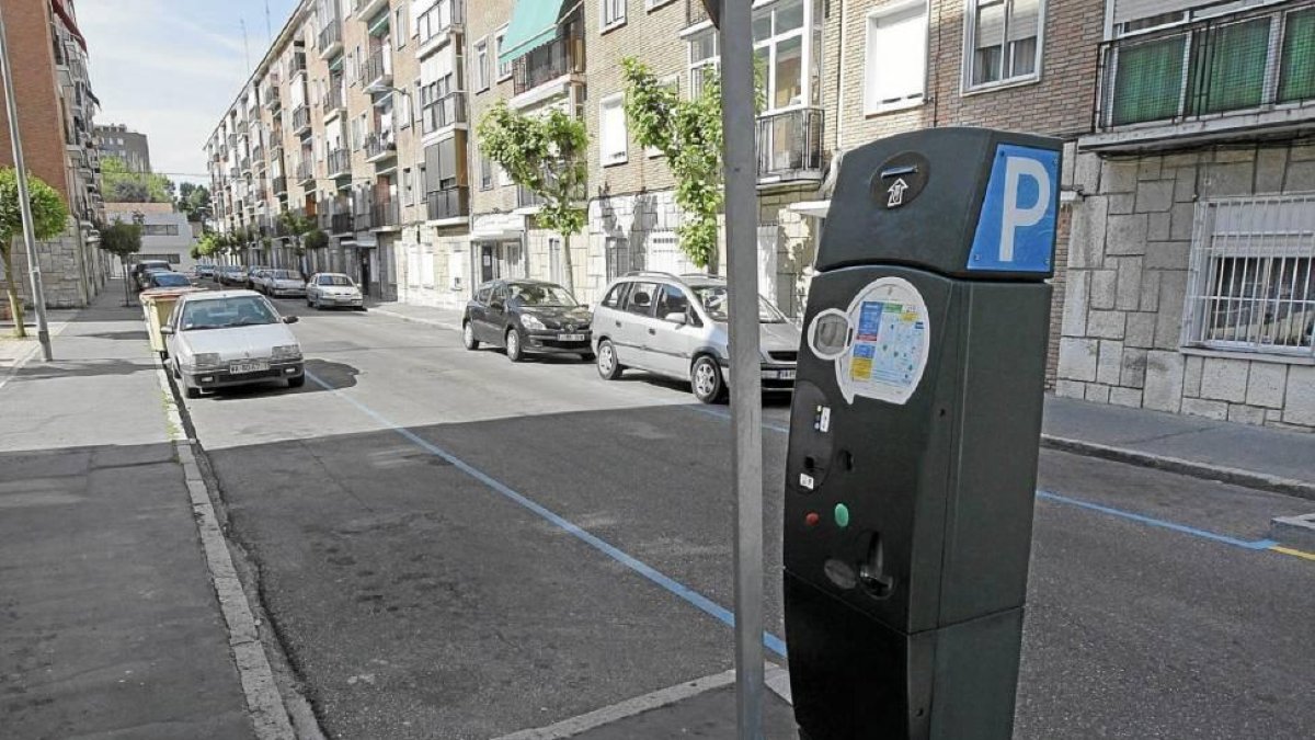 Parquímetro en una zona con estacionamiento de la ORA en el barrio Cuatro de Marzo