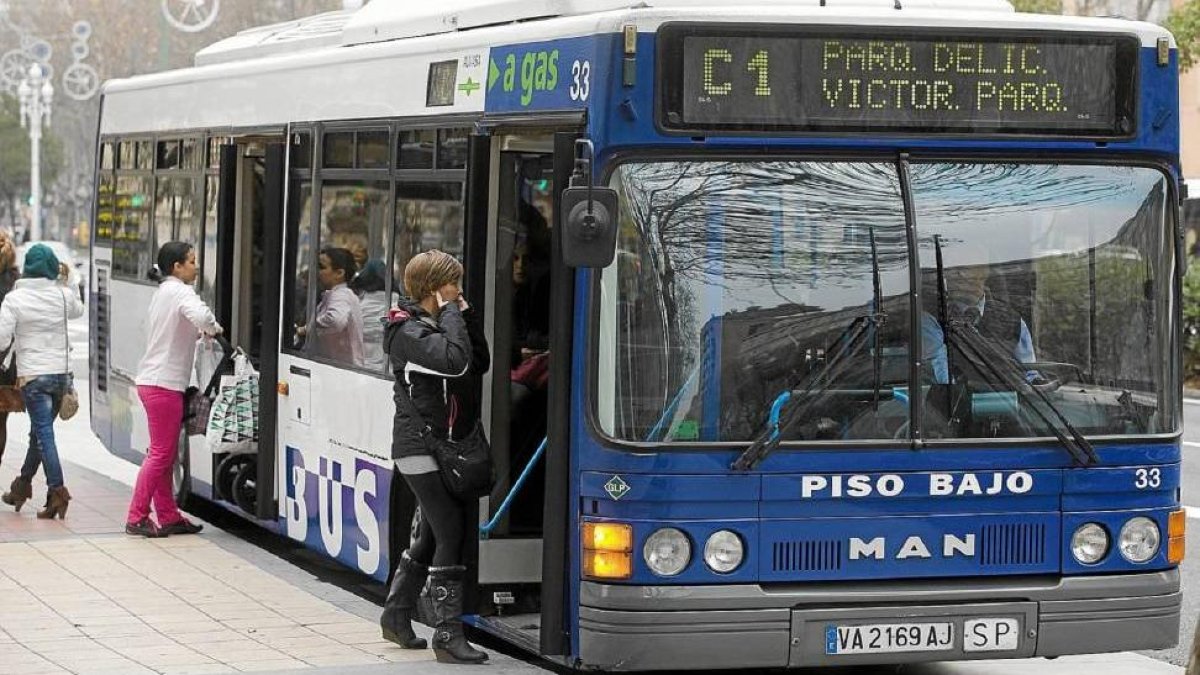 Autobús de Auvasa en una parada del centro de la capital vallisoletana, imagen de archivo PHOTOGENIC