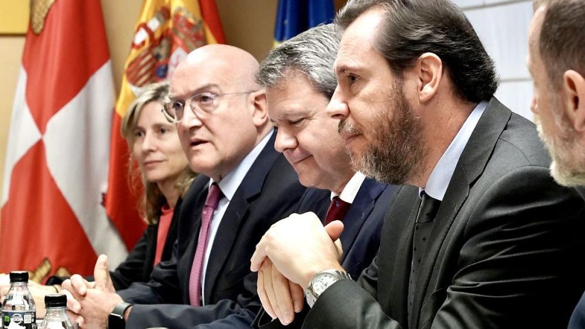 Jesús Julio Carnero y Óscar Puente en la reunión del Consejo de Administración de la Sociedad Valladolid Alta Velocidad, el 23 de febrero. ICAL