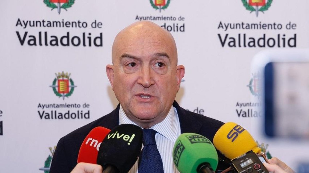 El alcalde de Valladolid, Jesús Julio Carnero, atiende a los medios. -AYUNTAMIENTO VALLADOLID