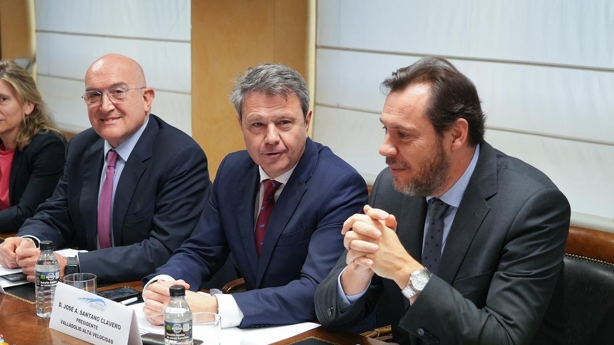 Carnero, Santano y Puente durante el consejo de administración.- J.M. LOSTAU