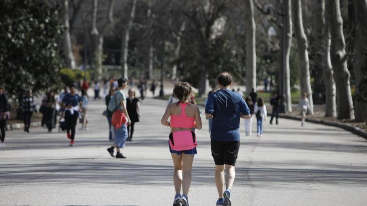 Personas disfrutando del ambiente primaveral. -E.M.