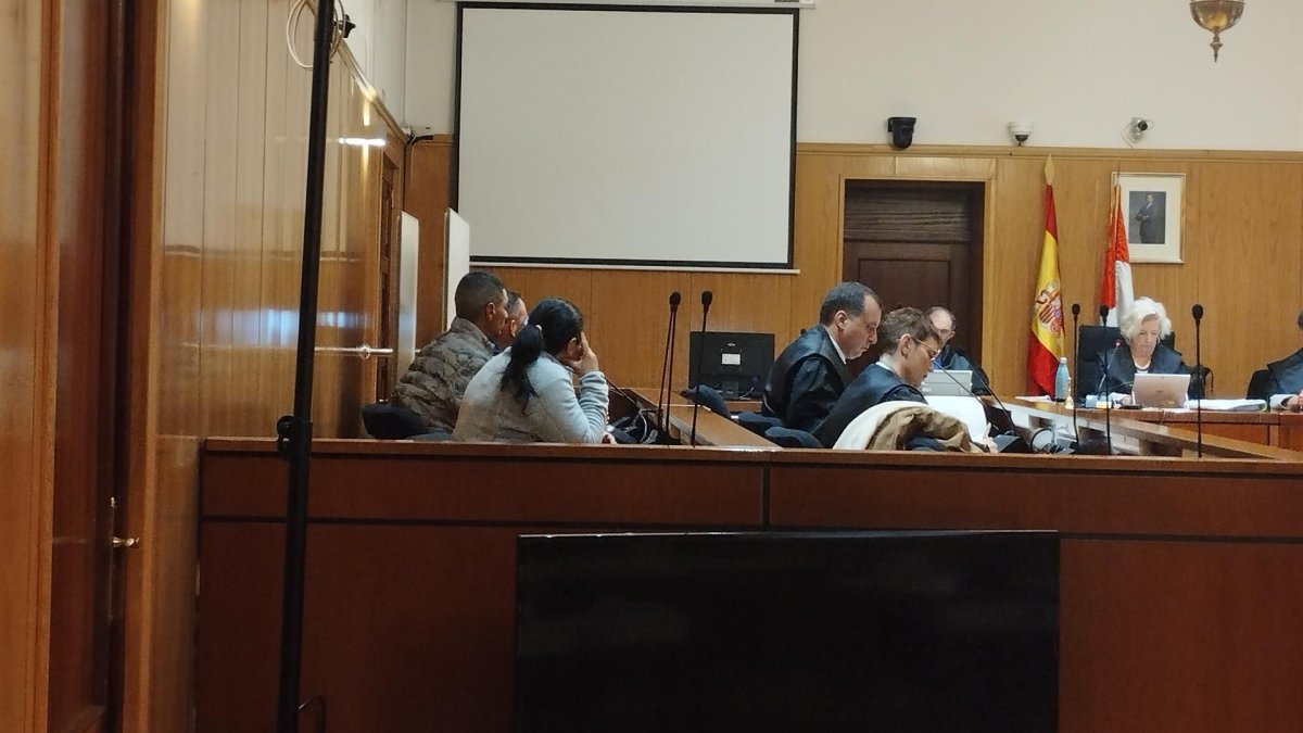 Los acusados y sus letrados, durante el juicio celebrado en la Audiencia de Valladolid.