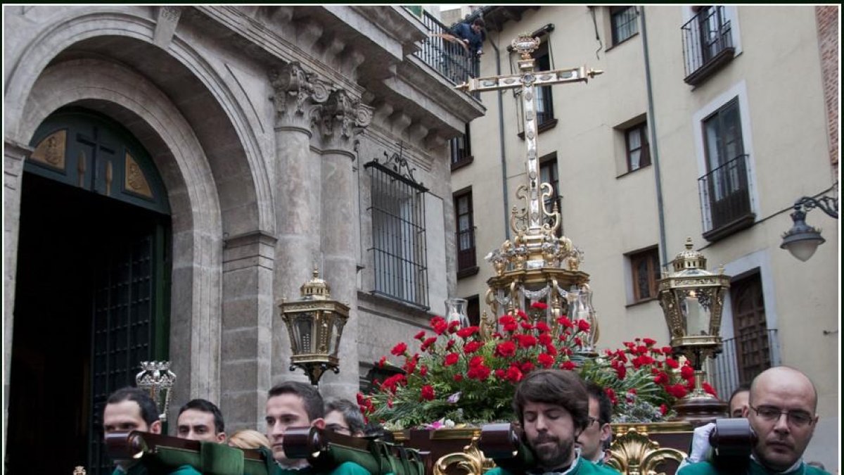 Procesión de Regla de la Cofradía Penitencial de la Santa Vera Cruz con el paso 'Lignum Crucis'