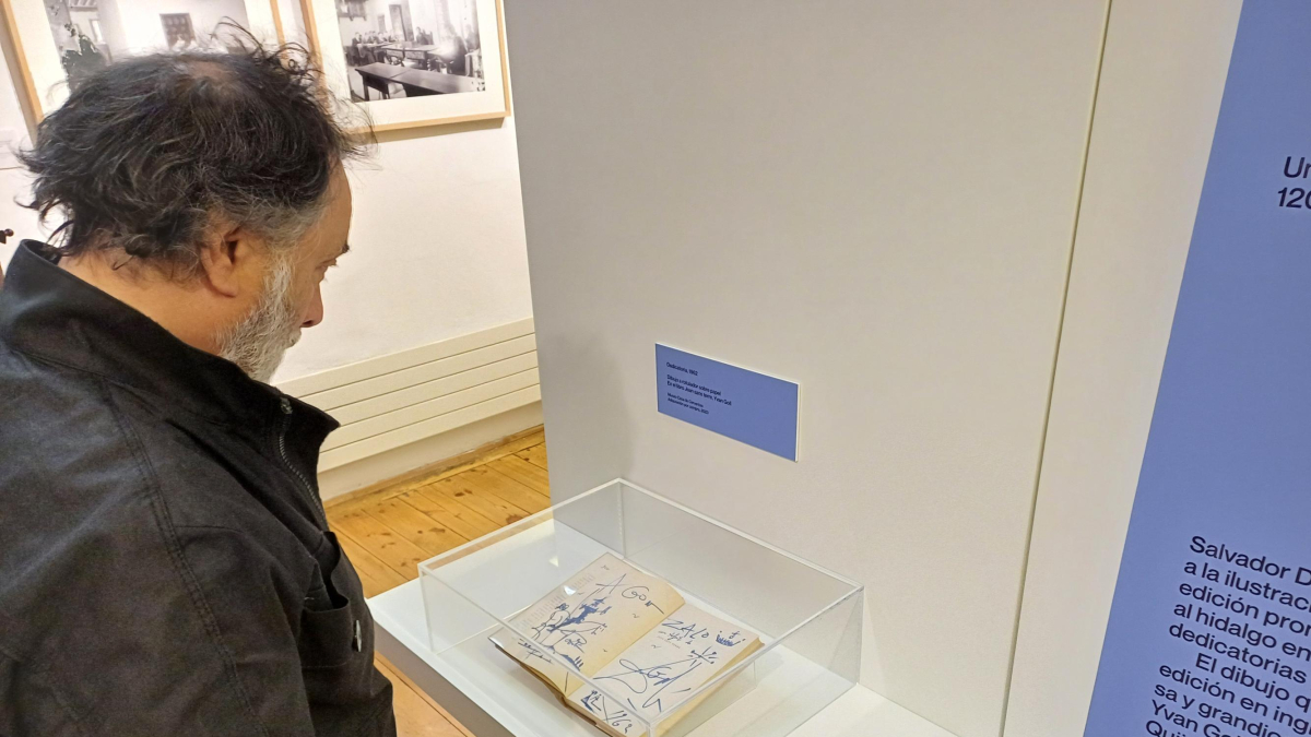 Un hombre contempla el dibujo de Dalí