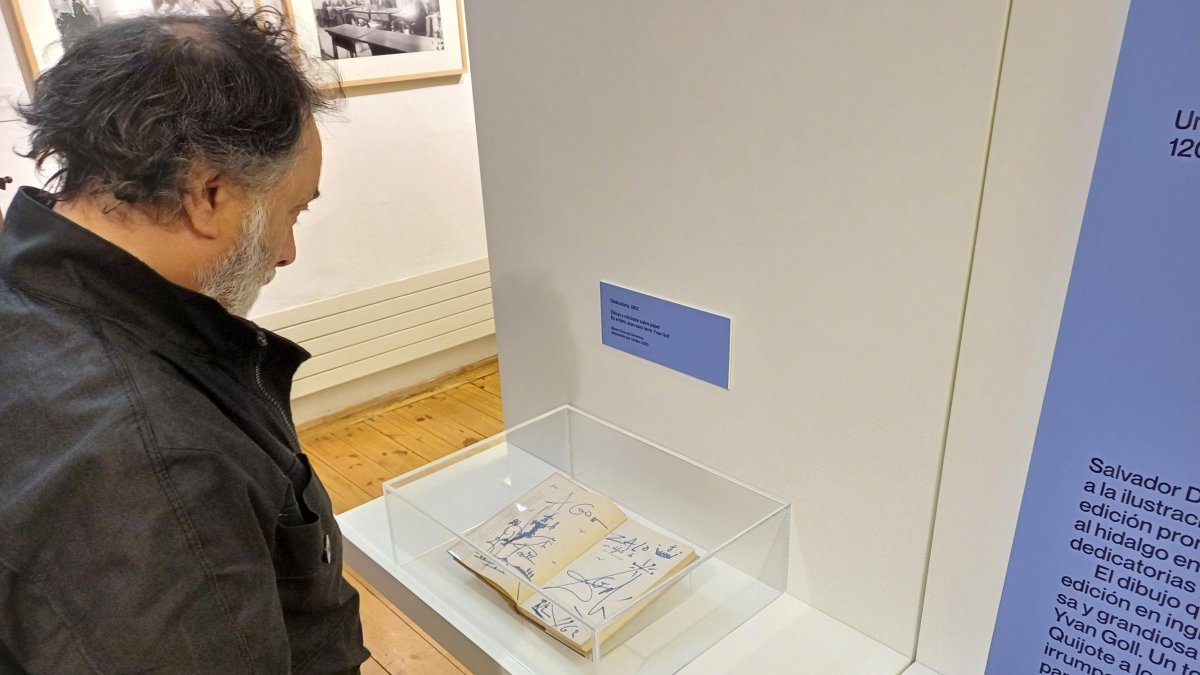 Un hombre contempla el dibujo de Dalí