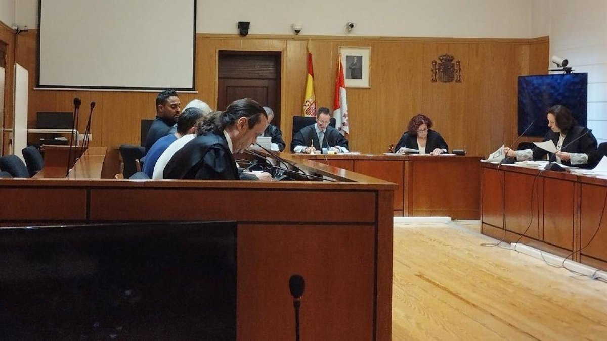 Los tres integrantes de la 'banda del BMW' junto a sus letrados en el juicio.