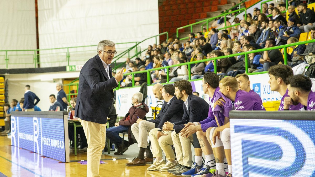 Paco García da instrucciones a su banquillo en la derrota en Ourense
