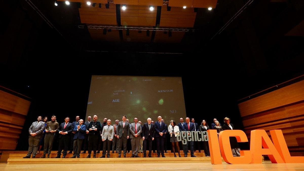 Premiados y autoridades posan en la foto de familia