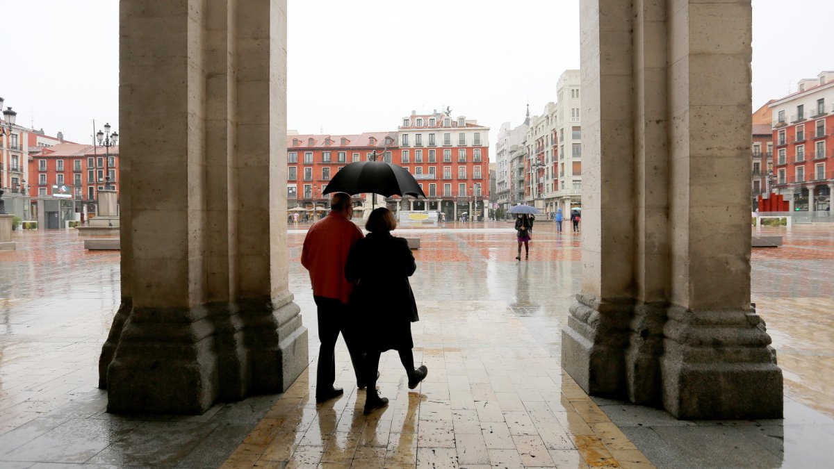 Una imagen de archivo de lluvia en la plaza Mayor de Valladolid