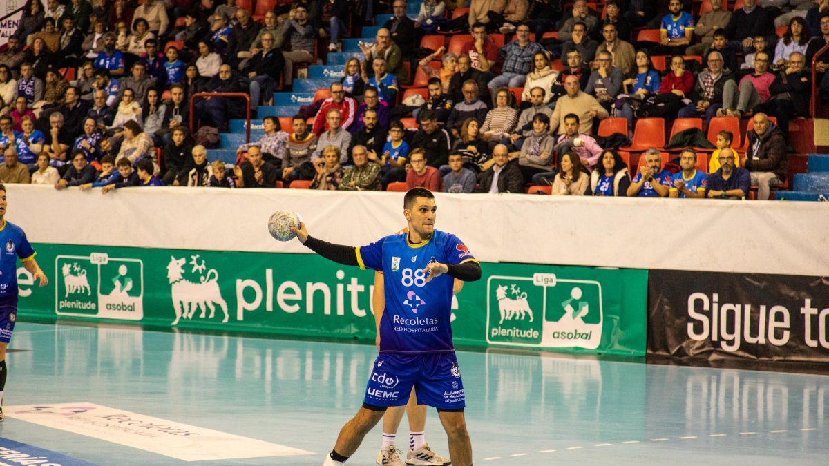 Dimitrievski se dispone a lanzar un penalti.